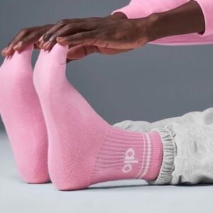 NWT Alo Yoga Unisex Half Crew Sovks. Medium